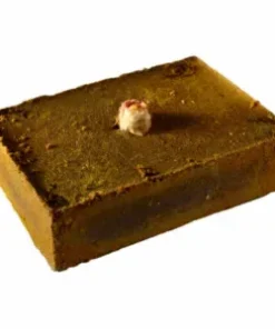 De Henna Brownie Mahony Acayou natuurlijke haarverf, geeft een mooie warme kleur en is geschikt voor donkerblond tot donkerbruin haar en geeft een prachtige herfstkleur. Bij grijs haar krijg je een donkerrode nuance. Deze kleur combineert prima met henna-warmgoudblond Probeer het maar eens uit en houdt een inwerkingstijd van 50 tot 60 minuten of nog langer aan wanneer je de kleur intenser wil. Gebruik zoete-rozen-conditioner-eden om de kleur in de haarschubjes vast te zetten. Zoals jullie weten zijn Henna Brownies zelfgemaakt en ik vind het leuk deze van een topping te voorzien Hier heb ik een rozenknopje die zalig ruikt gebruikt. Ingredienten: meekrap walnoot henna indigo zuring rode biet